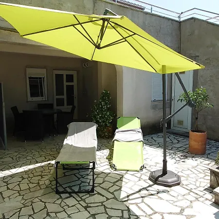 Apartman Lea *